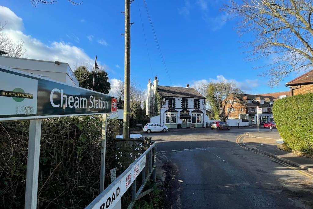 One-Bedroom Flat In Cheam Village Exterior foto