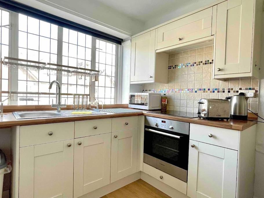 One-Bedroom Flat In Cheam Village Exterior foto